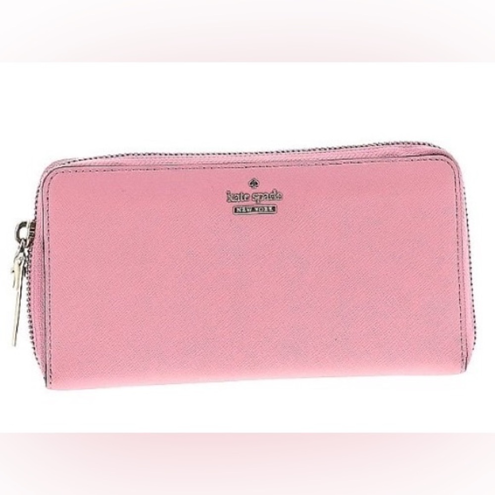 Kate Spade light pink wallet in excellent condition.